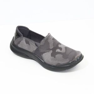 BZees Sneakers NEW Women Loafer Slip on Shoes sz 7 gray print Jitterbug